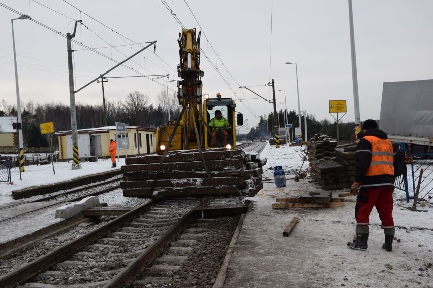 Na trasie kolejowej Kielce - Skarżysko trwa wymiana torów.
