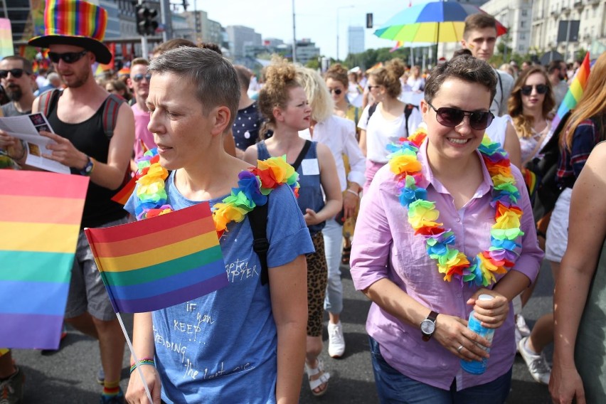 „Chcemy Polski bez homofobii”. Parada Równości ponownie przeszła ulicami stolicy. Osoby LGBT wsparli m.in. Lubnauer, Trzaskowski i Zandberg