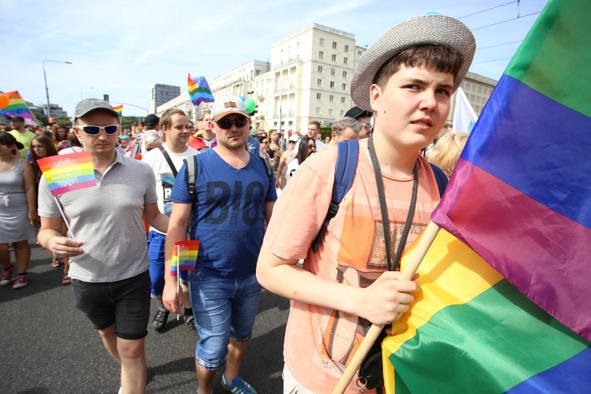 „Chcemy Polski bez homofobii”. Parada Równości ponownie przeszła ulicami stolicy. Osoby LGBT wsparli m.in. Lubnauer, Trzaskowski i Zandberg