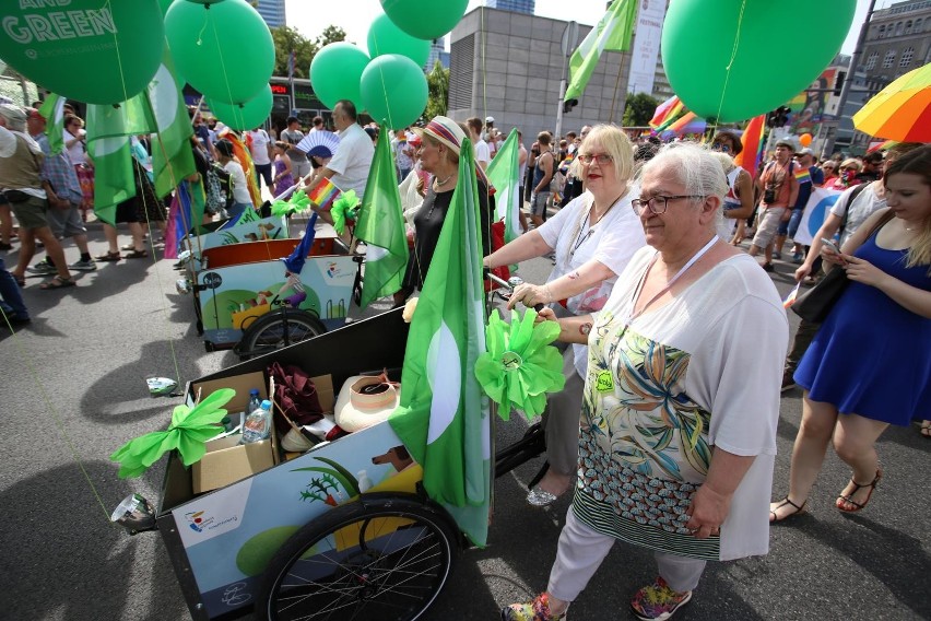 „Chcemy Polski bez homofobii”. Parada Równości ponownie przeszła ulicami stolicy. Osoby LGBT wsparli m.in. Lubnauer, Trzaskowski i Zandberg