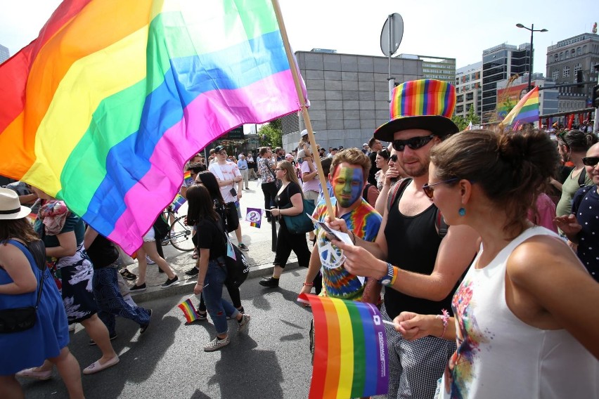 „Chcemy Polski bez homofobii”. Parada Równości ponownie przeszła ulicami stolicy. Osoby LGBT wsparli m.in. Lubnauer, Trzaskowski i Zandberg