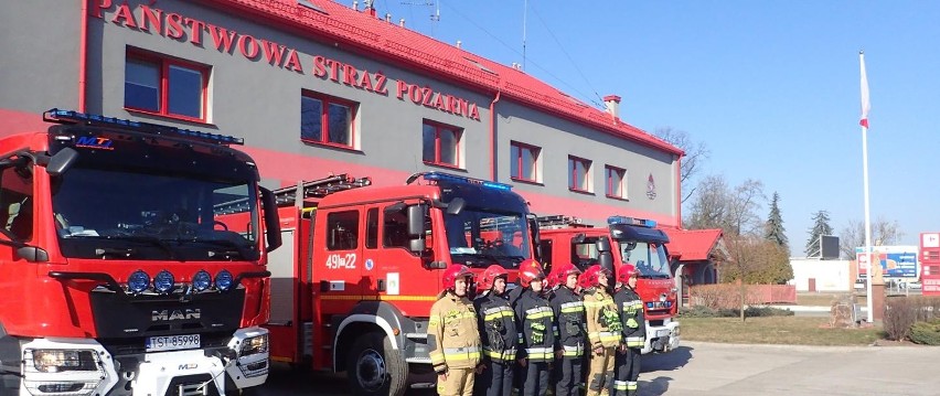 Przed remizą Państwowej Straży Pożarnej w Starachowicach.