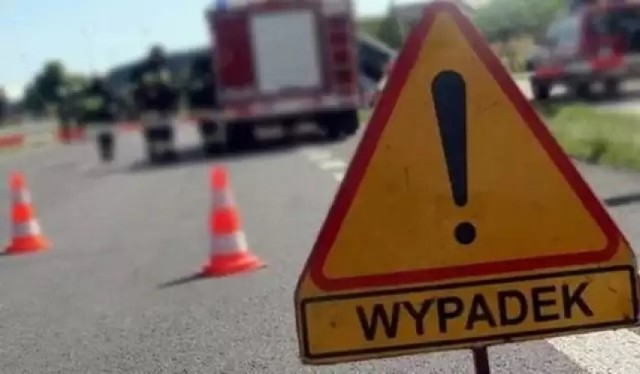 Samochód osobowy zderzył się z ciężarowym na drodze krajowej w Piekarzewie. Dwie osoby trafiły do szpitala.