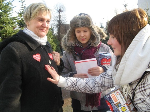 Wolontariuszki Martyna Sawicka (z lewej) i Anita Rajek nie musiały namawiać Lidii Haufy do wsparcia orkiestrym, bo słubiczanka jest przekonana o słuszności tej akcji