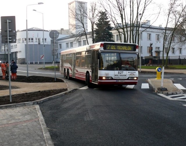 Autobusy bez problemu pokonują zakręt na skrzyżowaniu z ulicą Tochtermana.