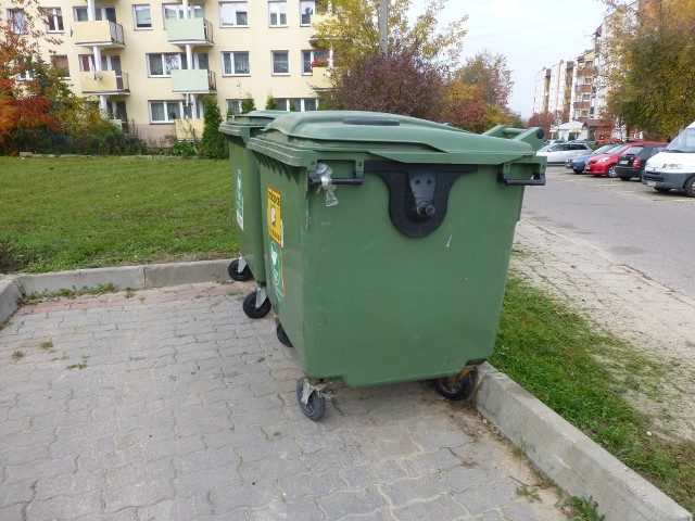 Kontener na śmieciRadomscy radni zdecydowali, że od lutego 2014 roku mieszkańcy Radomia zapłacą mniej za odbiór śmieci. Na zmianach najbardziej skorzystają osoby segreguje śmieci, które mieszkają w budynkach wielorodzinnych.