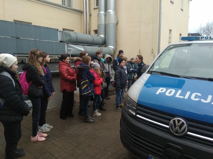 Uczniowie zwiedzili komisariat, obejrzeli sprzęt, mundur, poznali tajniki pracy policjantów