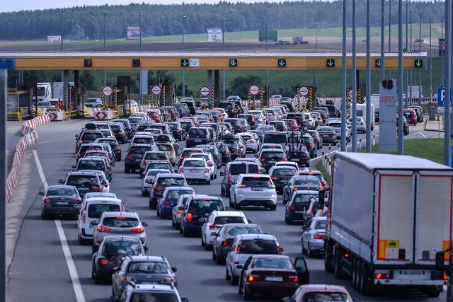 Bramki autostrady A1 Amber One w Rusocinie podczas wakacji wyglądają właśnie tak. Całkiem sporo rejestracji tych samochodów wskazuje na to, że z A1 chętnie korzystają mieszkańcy województwa śląskiego.Zobacz kolejne zdjęcia. Przesuwaj zdjęcia w prawo - naciśnij strzałkę lub przycisk NASTĘPNE