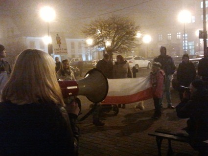 Manifestacja w Bielsku-Białej: &quot;Dla kobiet kwiaty, dla feministek łopaty&quot; [ZDJĘCIA]