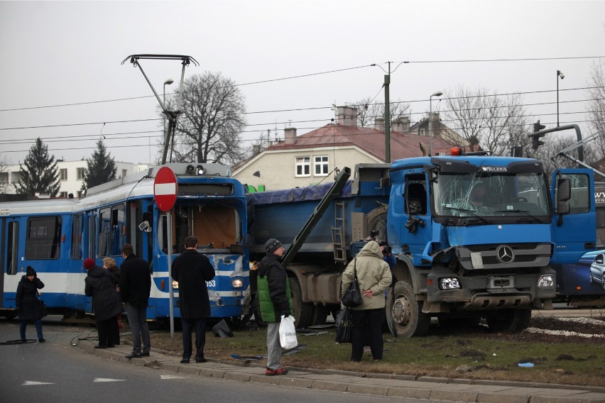 Kraków. Wypadek na rondzie Grunwaldzkim. Kierowca ciężarówki oskarżony [ZDJĘCIA, WIDEO]