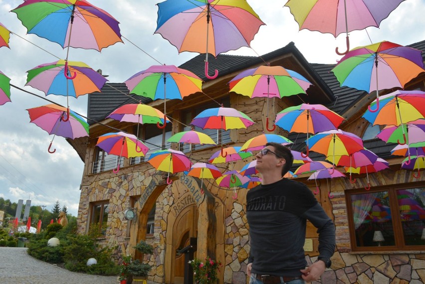 Kolorowe parasolki w Krajnie przyciągają turystów i... fotografów [WIDEO, ZDJĘCIA]