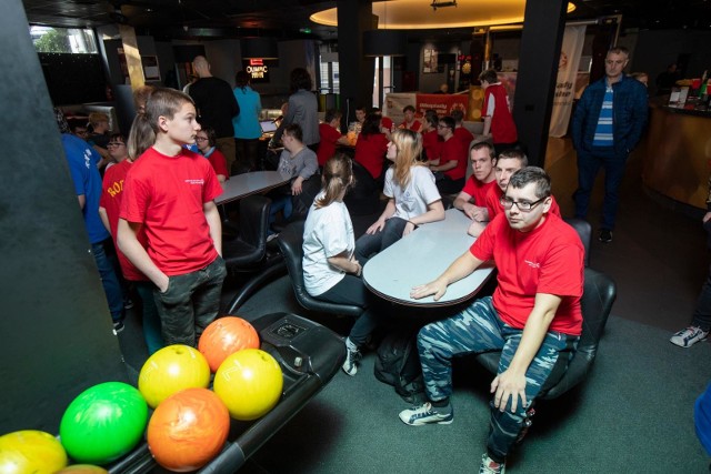 W środę 3 grudnia w Olimpic Bowling Center w Bydgoszczy odbył się VIII Kujawsko-Pomorski Turniej Bowlingowy Olimpiad Specjalnych. Były to eliminacje do zawodów ogólnopolskich.Imprezę organizował klub olimpiad specjalnych "Pod Jesionem", Zespół Szkół nr 30 Specjalnych w Bydgoszczy i Odział Regionalny Kujawsko-Pomorskich Olimpiad Specjalnych.W rywalizacji uczestniczyli zawodnicy z 12 klubów.- Nie było przegranych, gdyż wszyscy uczestnicy turnieju zmagali się ze swoimi słabościami i pokonywali je w niesamowitym stylu. Zawodnicy z niepełnosprawnością intelektualną kolejny raz pokazali że są wytrwali i dają radę - podsumowała współorganizatorka Patrycja Zastempowska.