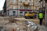 Kraków. Odkryto kolejny fragment mostu podczas przebudowy ul. Krakowskiej. Inwestycja znów się wydłuży? [ZDJĘCIA]