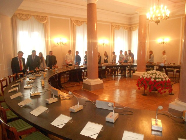 Gimnazjaliści z Brzózy w Sali Kolumnowej Pałacu Prezydenckiego mogli na żywo zobaczyć słynny okrągły stół - symbol porozumienia z 1989 roku.