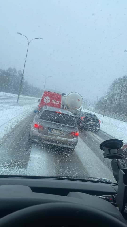 Atak zimy w Białymstoku i województwie podlaskim. Trudne warunki na drogach. IMGW ostrzega przed gołoledzią