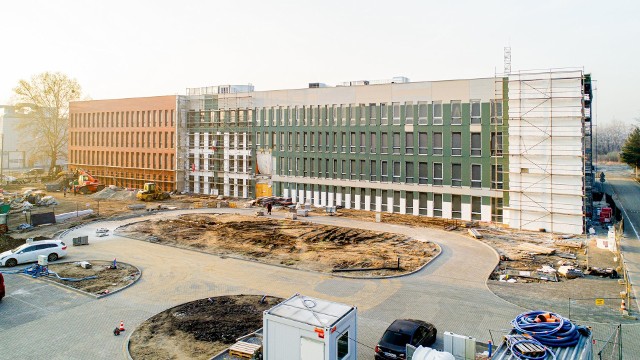 Dobiega końca rozbudowa nowego budynku Uniwersytetu WSB Merito. To jeden z najnowocześniejszych obiektów dydaktycznych na Dolnym Śląsku, a studenci już z niego korzystają. Ostatnie skrzydło zostanie ukończone już niedługo i budynek będzie gotowy w całości, na nowy rok akademicki.