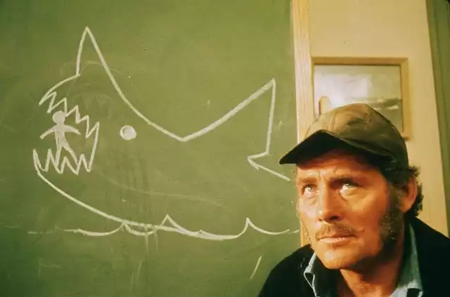 "Szczęki" (1975)Pierwszy głośny film Spielberga, klasyka kina z dreszczykiem. W okolicach Amity Island dochodzi do ataków rekina ludojada. Quint, zawodowy łowca rekinów, szeryf Brody i oceanolog Hooper wyruszają w rejs, by go upolować.