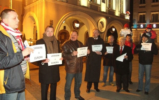 Wszyscy, którzy uczestniczyli w happeningu, trzymali kartki z napisem "Ukraina = Europa. Z lewej główny inicjator wydarzenia, Wadim Lisow.