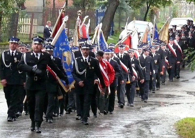 Część oficjalną gali jubileuszowej zakończył przemarsz paradny jednostek.