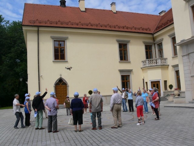Sporo zamieszania wywołali wczoraj przed zamkiem dzikowskim w Tarnobrzegu uczestnicy miejscowego  Domu Dziennego Pobytu.