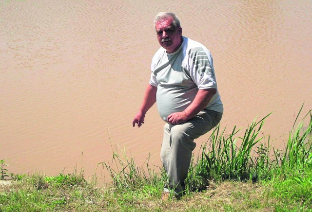 Tak wyglądał we wtorek zalew w Bodzentynie na rzece Psarce. - Wyginęły wszystkie ryby - alarmuje Krzysztof Wikło.