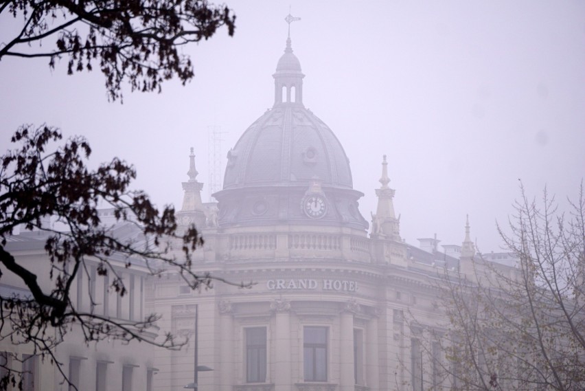 Na ulicach Lublina pojawiła się gęsta mgła. Zobacz, jak wyglądało miasto. Zdjęcia