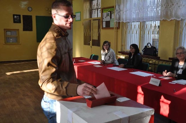 Wyborcy w lokalu w Iwinie 