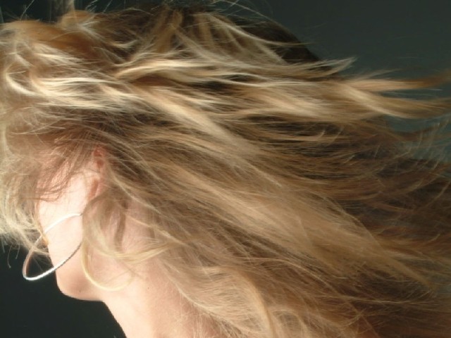 Promienie UV uszkadzają wierzchnią warstwę skóry, przez co włosy tracą elastyczność.