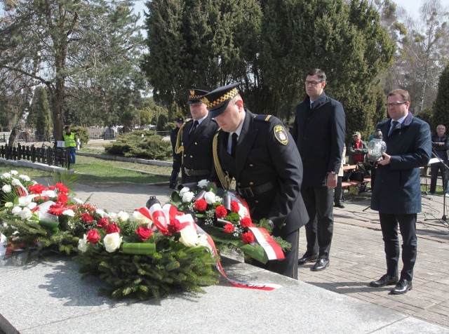 Uroczystości w 76 rocznicę pierwszych niemieckich mordów na ludności polskiej rozpoczęły się o godzinie 12 przed Pomnikiem Ofiar Firleja.