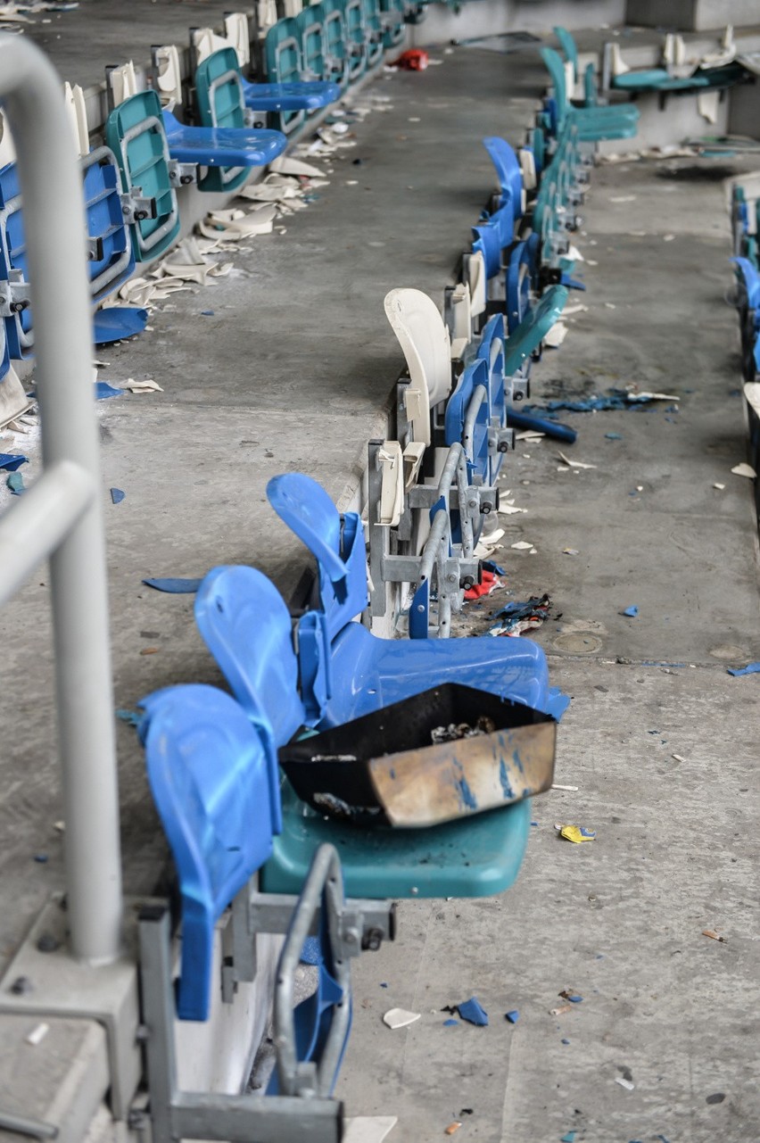 Zniszczony stadion po meczu Arki Gdynia z Lechią Gdańsk