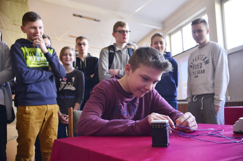 Gimnazjaliści z podradomskich Wierzchowin z zainteresowaniem...