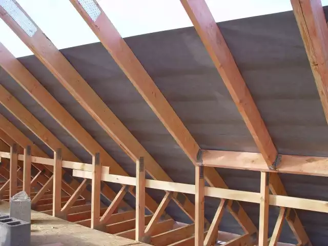 Membrana dachowa, pomimo że po wykończeniu dachu, jej nie widać, jest bardzo ważna dla prawidłowego funkcjonowania dachu.