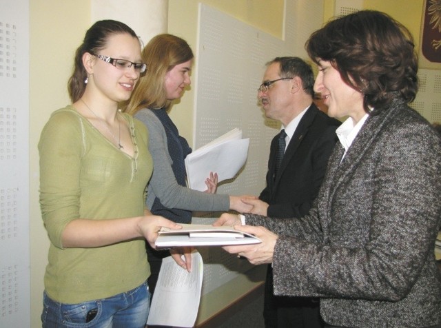 Wyróżniona młodzież otrzymała książki i pojedzie na wycieczkę do Sejmu.