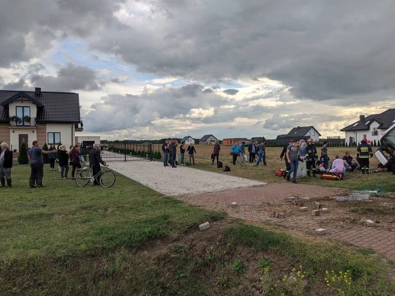 Autobus wiozący ludzi do pracy zatrzymał się w rowie. 4 pasażerów zostało rannych ZDJĘCIA