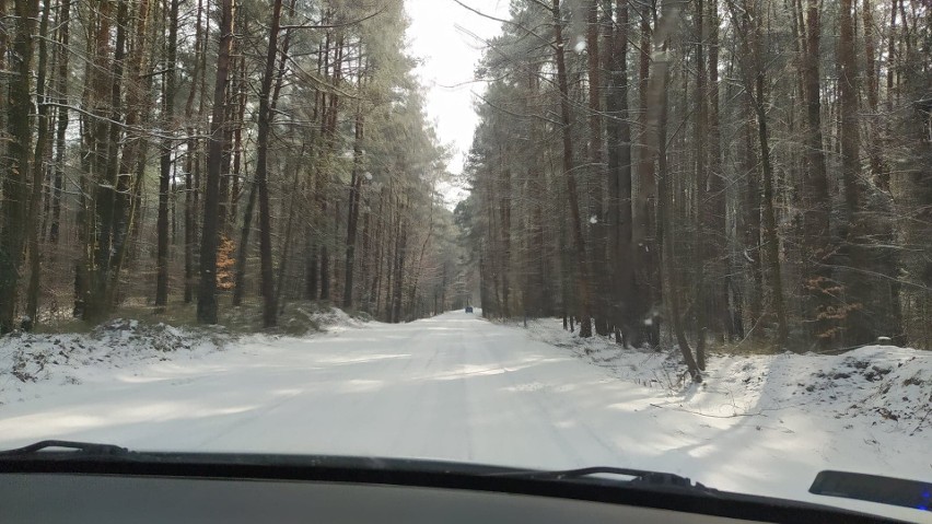 Śnieg utrudnia jazdę w okolicach Wolbromia. Korki tworzą się...