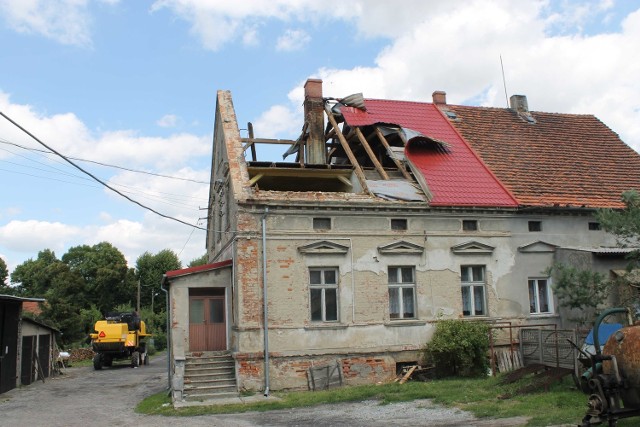 Blacha na tym budynku w Smarchowicach Wielkich była solidnie przymocowana, więc wiatr wyrwał dach razem z krokwiami.