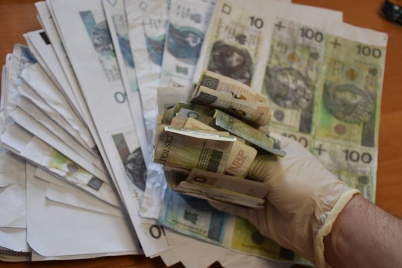 36-latek z Rogowa produkował fałszywe banknoty. Grozi mu 25...