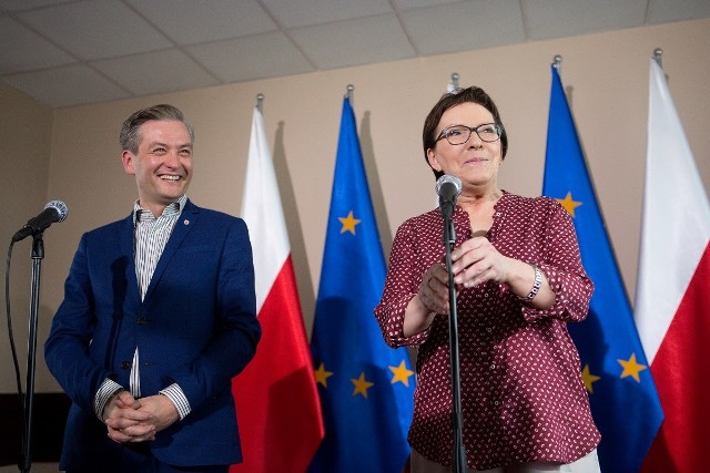 Premier Ewa Kopacz i prezydent Robert Biedroń podczas konferencji prasowej w Słupsku.