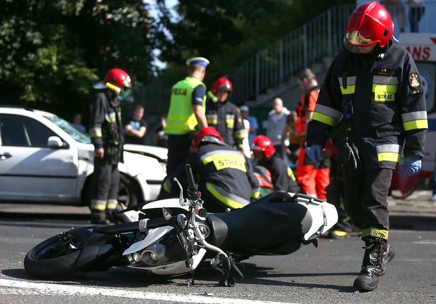 Zderzenie motocykla z autem osobowym w Sopocie. Kierowca jednośladu w szpitalu [ZDJĘCIA]
