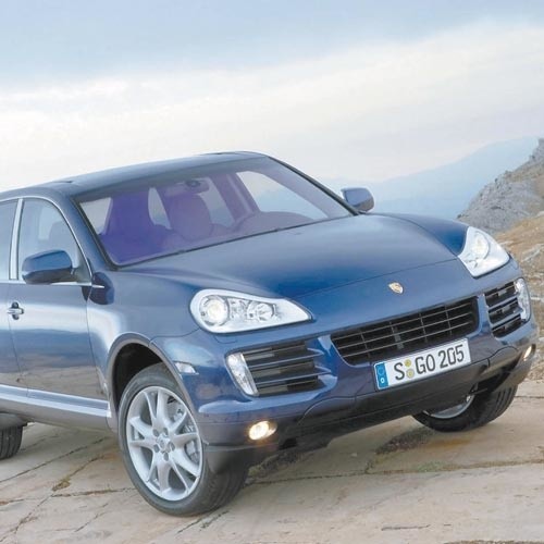 Porsche Cayenne: silnik V6 3.6 l, moc: 290 KM/213 kW,  max moment obr.: 385 Nm,  przysp. 0-100 km/h: 8,1 s,  prędkość max: 227 km/h.