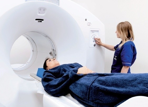 Osoby ubezpieczone w Narodowym Funduszu Zdrowia będą mogły badania urządzeniem PET-CT wykonywać bezpłatnie. Prywatnie takie badanie kosztuje ok. 4 tys. zł.