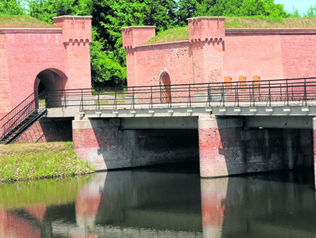 Tak wygląda odremontowana Brama Chyżańska i most nad fosą. To jedno z wejść na kostrzyńskie Stare Miasto.