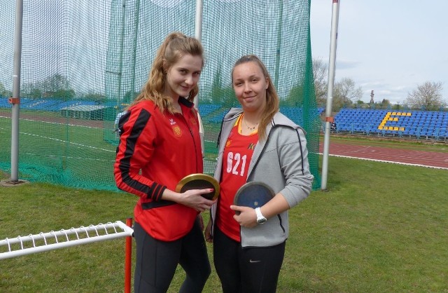 Katarzyna Furmanek (z prawej) z Kieleckiego Klubu Lekkoatletycznego Kielce poprawiła rekord województwa w rzucie młotem - 67.11. Obok Anna Dąbrowska.