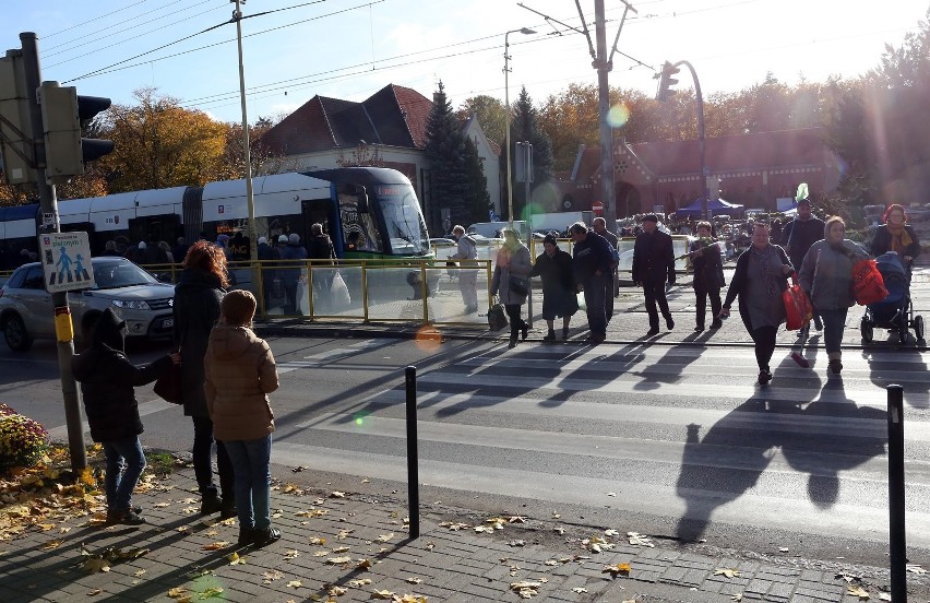 Wszystkich Świętych w Szczecinie. Komunikacja miejska, jak będą otwarte cmentarze, organizacja ruchu