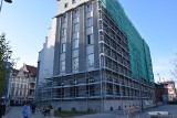 Dawny budynek banku ING przy rynku w Katowicach odzyskuje blask. Jest już nowa elewacja na charakterystycznej skośnej fasadzie 