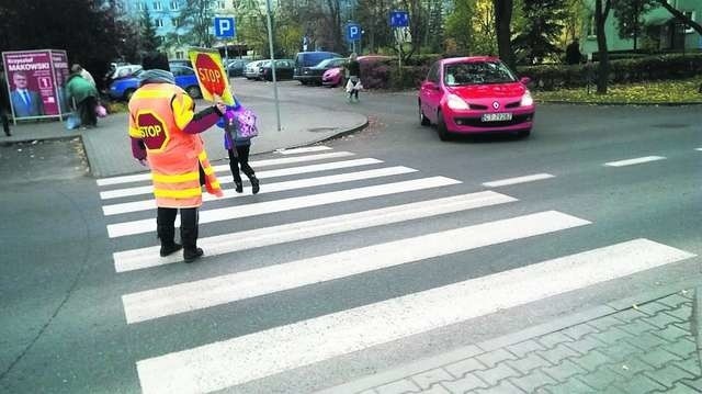 Dbając o bezpieczeństwo dzieci, osoby pracujące jako „Agatki” same się narażają