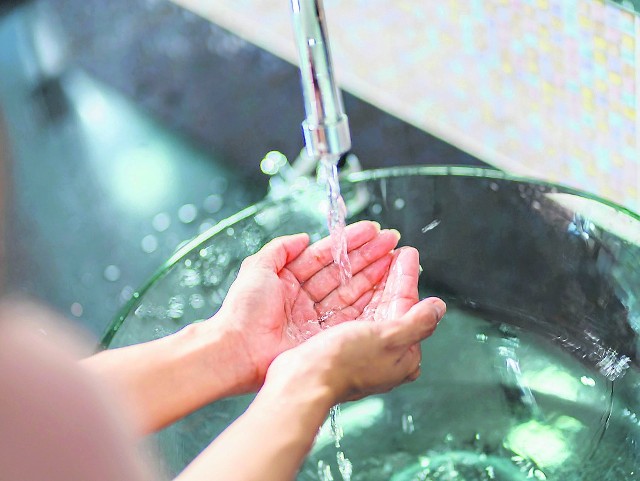 Warto oszczędzać wodę w trakcie np. mycia rąk czy innych codziennych czynności