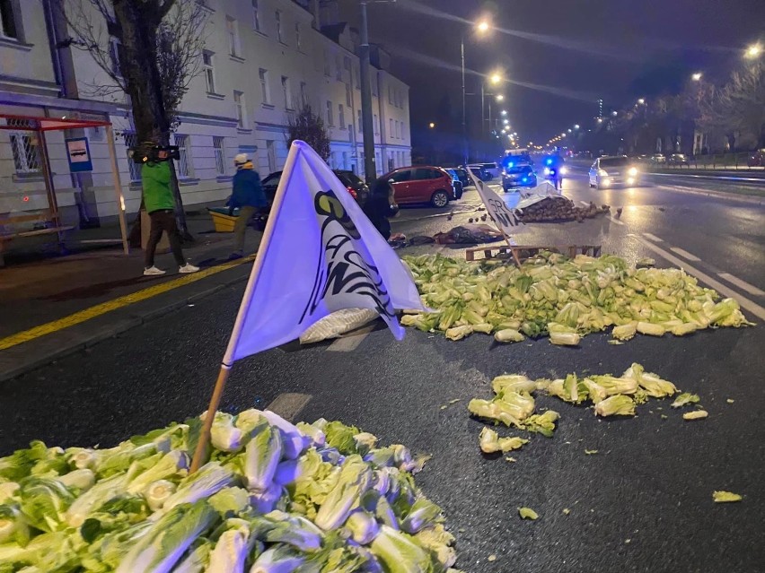 Warszawa: Protest rolników. Rozsypali niesprzedane jedzenie przed domem Jarosława Kaczyńskiego