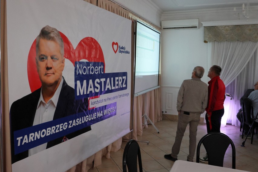 Wybory 2024 w Tarnobrzegu. Norbert Mastalerz i jego drużyna w oczekiwaniu na wyniki wyborów. Zdjęcia z wieczoru wyborczego