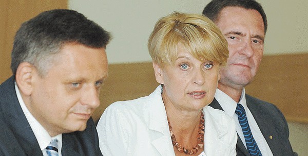 Teresa Rudzińska ma 54 lata. Jest mężatką, ma dwie córki. Obok niej zastępcy prezydenta Piotr Jedliński (z lewej) i Andrzej Jakubowski. 